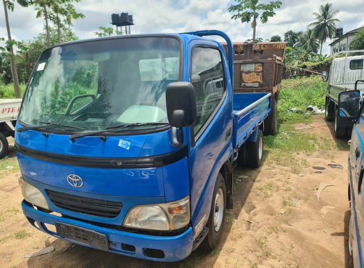 Toyota Dyna truck 1999 is available at Efritin