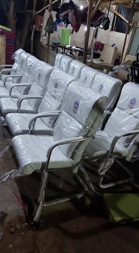 Banquet chairs is available at Efritin